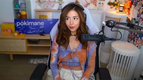 Pokimane Suffers Wardrobe Malfunction On Stream, But Keeps。